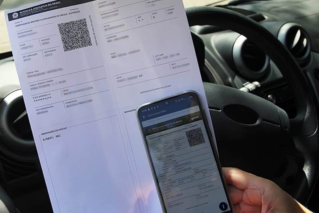 Documento digital de veículo em papel e no celular