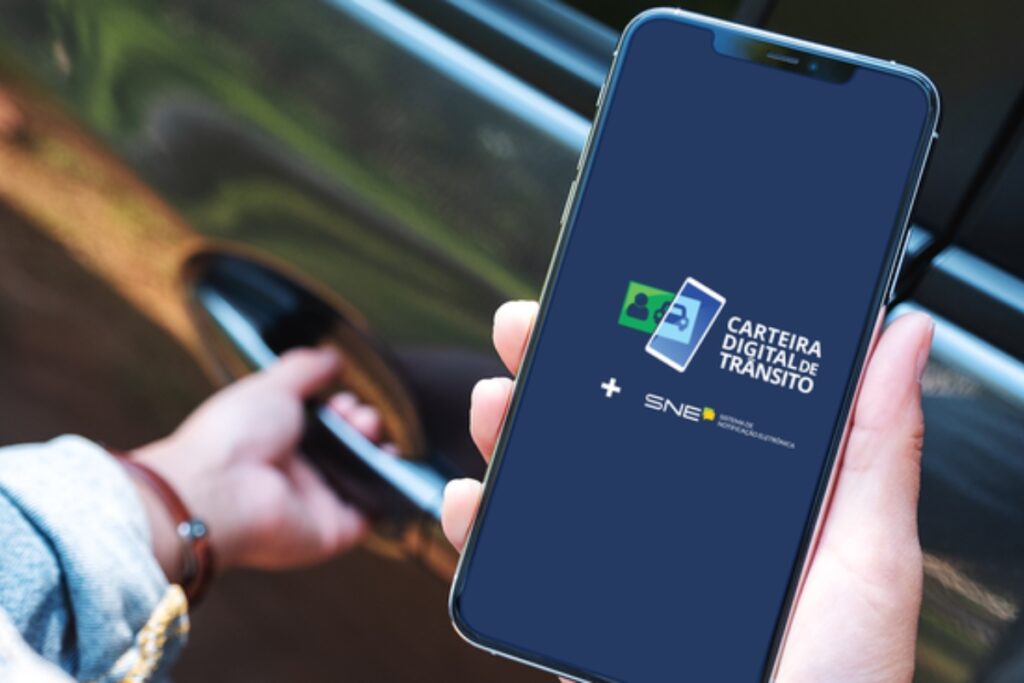 App Carteira Digital de Trânsito em smartphone.